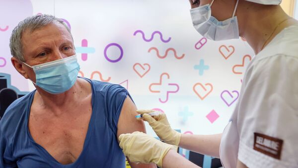 التطعيم ضد فيروس كورونا (كوفيد-19) في موسكو، روسيا  7 أبريل 2021 - سبوتنيك عربي
