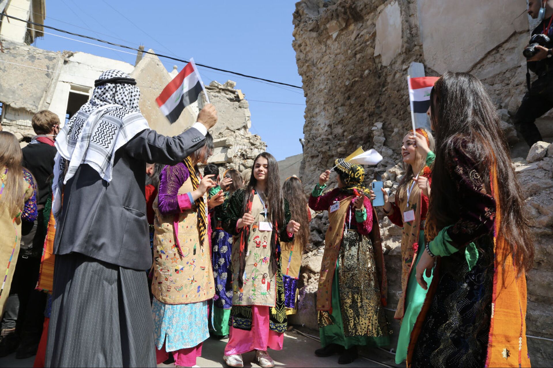 فتيات عراقيات يكسرن النمطية بأعمال ذكورية لإحياء ما دمره الإرهاب... صور   - سبوتنيك عربي, 1920, 08.04.2021