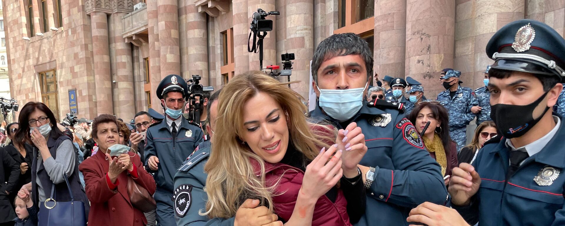 ضباط الشرطة يعتقلون أحد المشاركين في احتجاج للمطالبة باستقالة رئيس الوزراء نيكول باشينيان خارج مبنى الحكومة الأرمينية في يريفان، أرمينيا 7 أبريل 2021 - سبوتنيك عربي, 1920, 25.06.2025