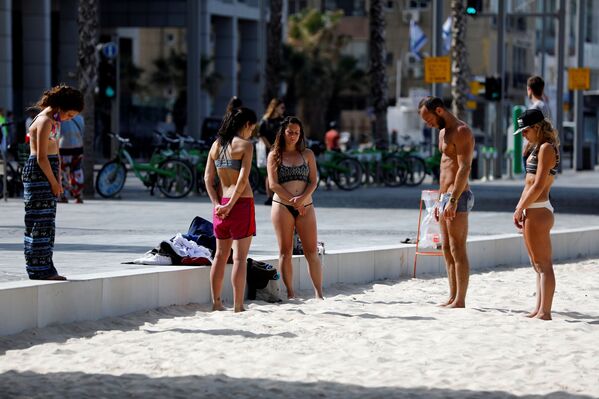 يقف الإسرائيليون صامتين بينما تسمع صفارات الإنذار لمدة دقيقتين في إطار فعالية إحياء لذكرى المحرقة اليهودية السنوية في تل أبيب، 8 أبريل 2021 - سبوتنيك عربي