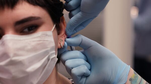 عملية ثقب الأذن - سبوتنيك عربي