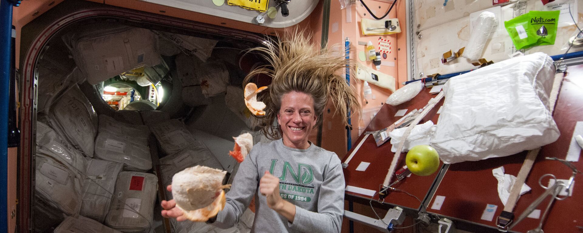 رائدة فضاء ناسا كارين نيبيرج، مهندسة رحلة لبعثة رقم 36، تظهر بالقرب من فاكهة طازجة تطفو بحرية في محطة الفضاء الدولية. - سبوتنيك عربي, 1920, 03.12.2021