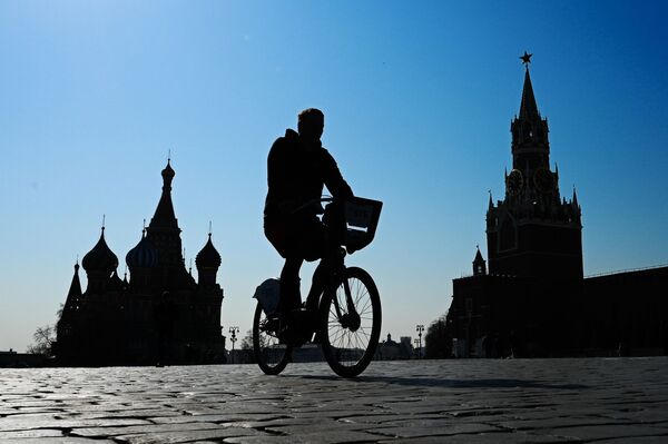 شاب يركب الدراجة على الساحة الحمراء موسكو، روسيا 11 أبريل 2021 - سبوتنيك عربي