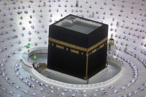صلاة الفجر الأولى في شهر رمضان في مكة، المملكة العربية السعودية 13أبريل 2021 - سبوتنيك عربي
