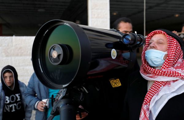 فلسطيني يراقب ظهور القمر عبر تلسكوب قبل لاإعلان عن بدء شهر رمضان في الخليل، الضفة الغربية، فلسطين 12 أبريل 2021 - سبوتنيك عربي