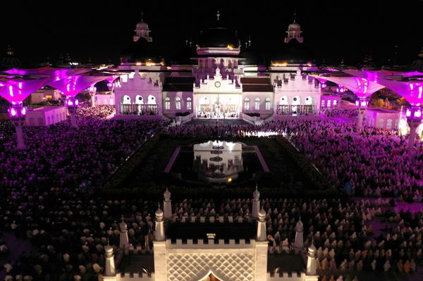 صلاة التراويح الأولى في شهر رمضان في باندا آتشيه، إندونيسيا 12 أبريل 2021 - سبوتنيك عربي