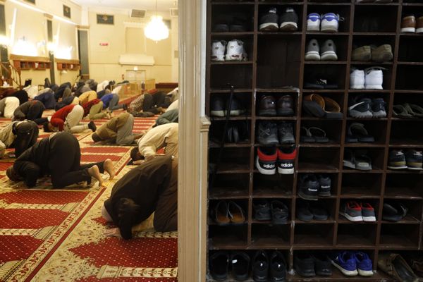 صلاة التراويح الأولى في شهر رمضان في مركز شيكاغو للجالية المسملة في شيكاغو، الولايات المتحدة 12 أبريل 2021 - سبوتنيك عربي