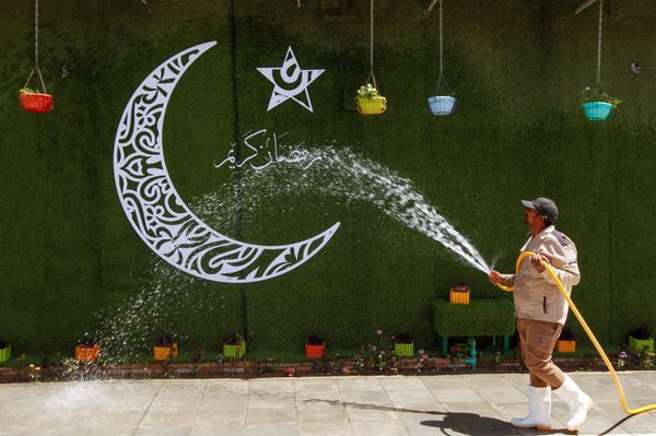 موظف يقون بتنظيف شارع في مدينة النجف بمناسبة حلول شهر رمضان، العراق 12 أبريل 2021 - سبوتنيك عربي