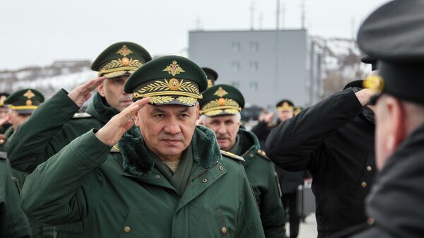 وزير الدفاع الروسي سيرغي شويغو يزور الأسطول الشمالي، في إقليم مورمانسك، روسيا 13 أبريل 2021 - سبوتنيك عربي