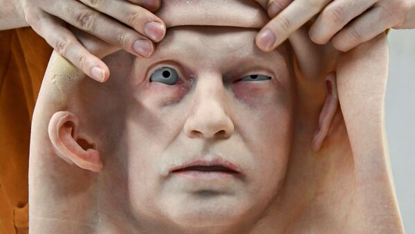 موظف يركب الجلد على رأس رجل آلي طورته شركة بروموبود لتصنيع الروبوتات، في فرع الشركة لنمذجة الروبوتات البشرية في أقصى شرق مدينة فلاديفوستوك، روسيا، 15 مارس 2021 - سبوتنيك عربي