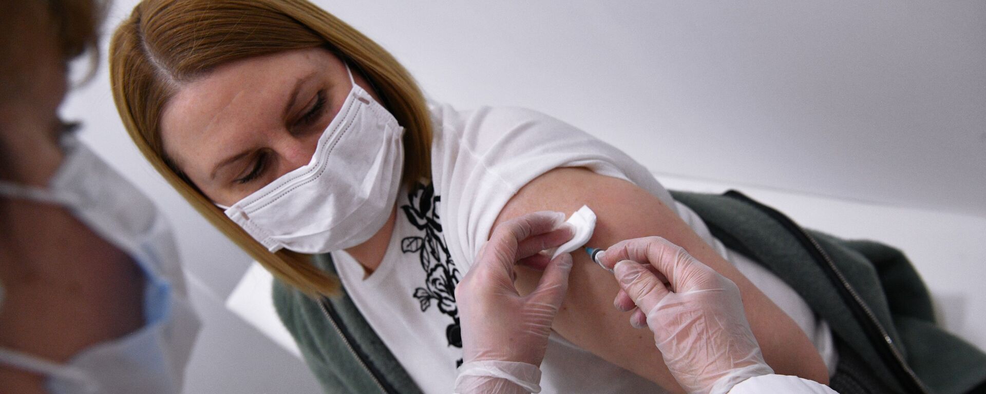 التطعيم بلقاح سبوتنيك V ضد فيروس كورونا، روسيا 14 أبريل 2021 - سبوتنيك عربي, 1920, 09.08.2023