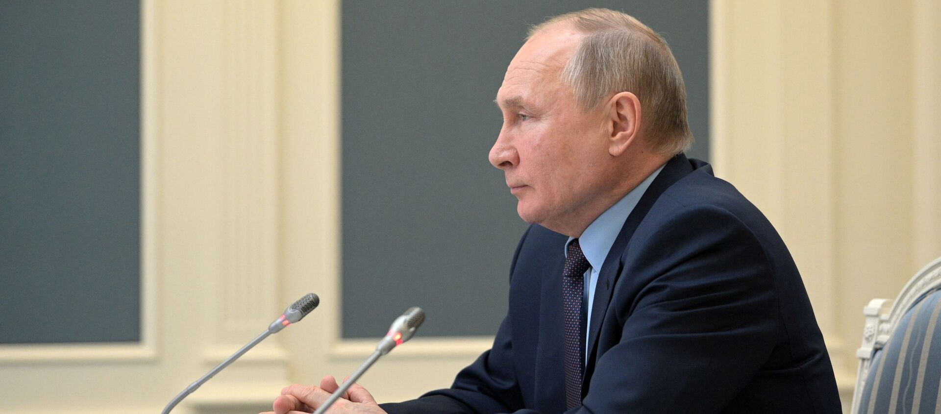 الرئيس الروسي فلاديمير بوتين خلال اجتماع الجمعية الجغرافية الروسية، 14 أبريل 2021 - سبوتنيك عربي, 1920, 15.04.2021
