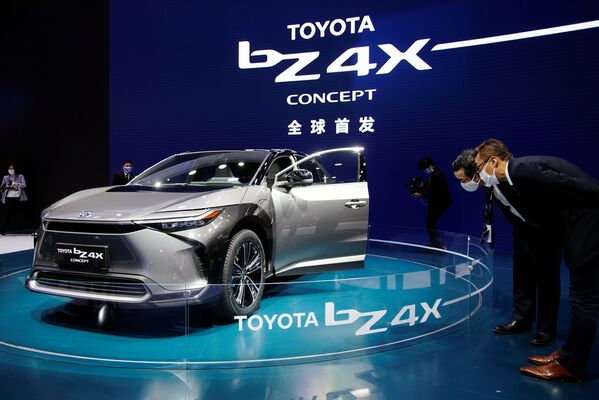 سيارة (Toyota BZ4X ) في معرض شنغهاي للسيارات، الصين 19 أبريل 2021 - سبوتنيك عربي
