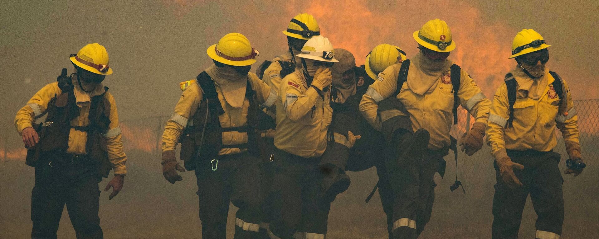 عملية اطفاء الحريق في أرجاء منطقة جبل تيبل في كيب تاون، جنوب أفريقيا 19 أبريل2021 - سبوتنيك عربي, 1920, 07.01.2022