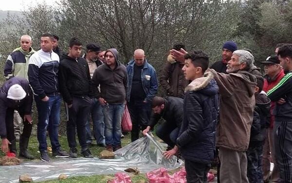 النفقة... عادة أمازيغية يتوارثها الجزائريون لتوزيع اللحوم على الفقراء والأغنياء النفقة... عادة أمازيغية يتوارثها الجزائريون لتوزيع اللحوم على الفقراء والأغنياء - سبوتنيك عربي