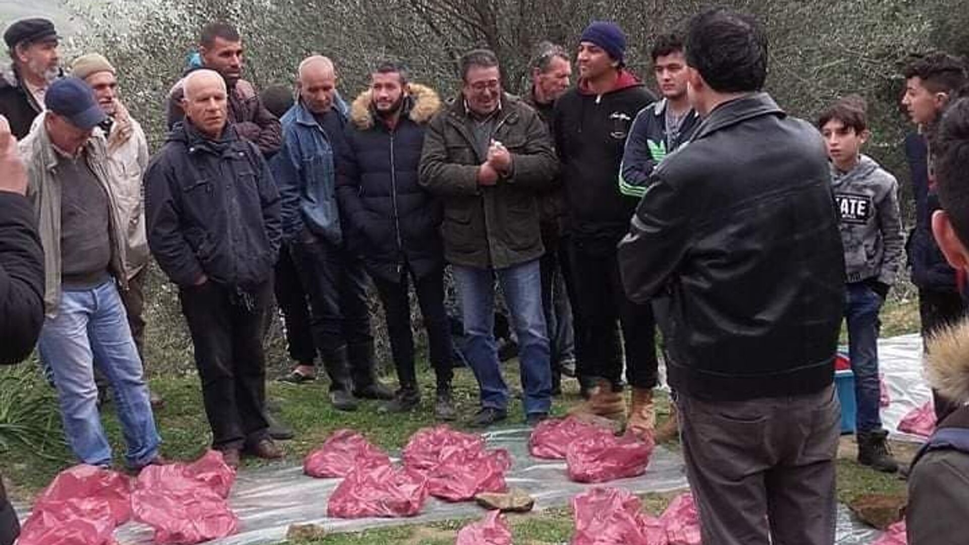 النفقة... عادة أمازيغية يتوارثها الجزائريون لتوزيع اللحوم على الفقراء والأغنياء النفقة... عادة أمازيغية يتوارثها الجزائريون لتوزيع اللحوم على الفقراء والأغنياء - سبوتنيك عربي, 1920, 19.04.2021