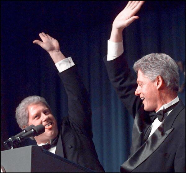 الرئيس الأمريكي الأسبق بيل كلينتون يلقي التحية على شبيهه الممثل داريل هاموند، 1997 - سبوتنيك عربي