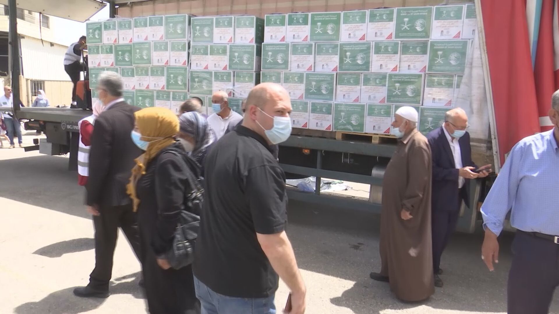 تسليم طرود غذائية للأسر الفلسطينية المتعففة مقدمة من السعودية... فيديو وصور - سبوتنيك عربي, 1920, 21.04.2021