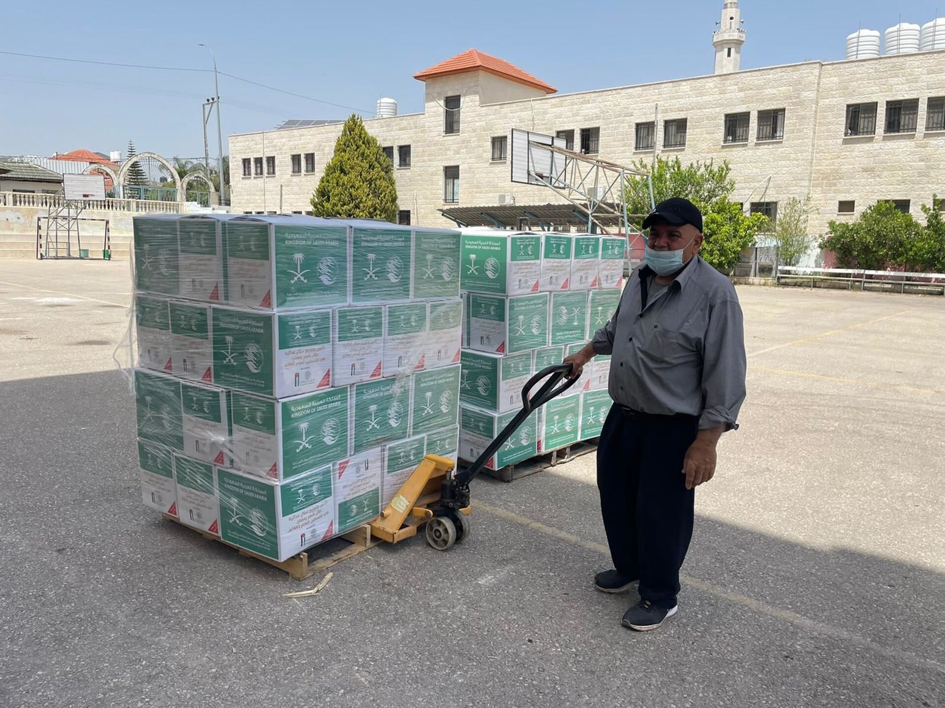 تسليم طرود غذائية للأسر الفلسطينية المتعففة مقدمة من السعودية... فيديو وصور - سبوتنيك عربي, 1920, 21.04.2021