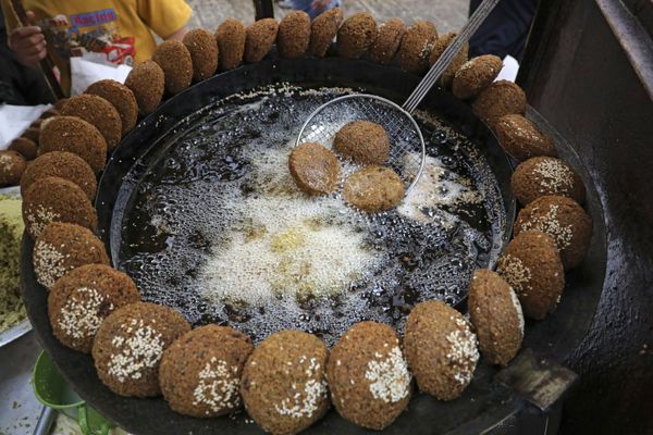 بائع فلسطيني يعد الفلافل قبل الإفطار بقليل في مدينة الخليل، الضفة الغربية، فلسطين 18 أبريل 2021 - سبوتنيك عربي
