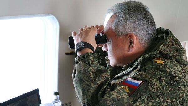 وزير الدفاع الروسي سيرغي شويغو، يراقب مناورات قوات الجيش الروسي في شبه جزيرة القرم الروسية، روسيا 22 أبريل 2021 - سبوتنيك عربي