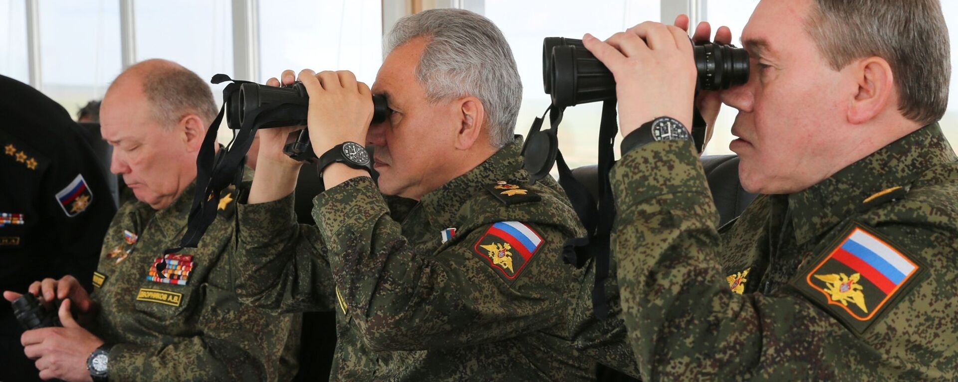 وزير الدفاع الروسي سيرغي شويغو، يراقب مناورات قوات الجيش الروسي في شبه جزيرة القرم الروسية، روسيا 22 أبريل 2021 - سبوتنيك عربي, 1920, 22.12.2021