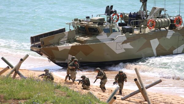 وزير الدفاع الروسي سيرغي شويغو، يراقب مناورات قوات الجيش الروسي في شبه جزيرة القرم الروسية، روسيا 22 أبريل 2021 - سبوتنيك عربي