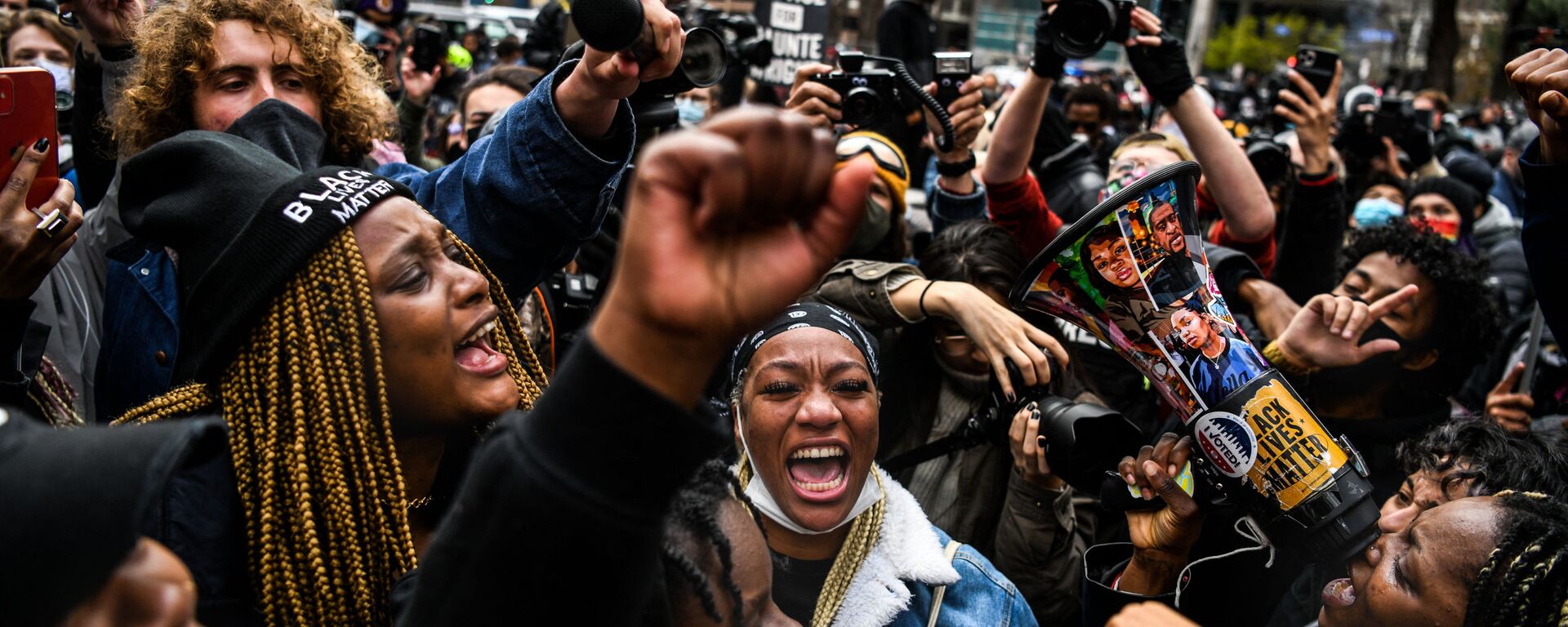 إدانة الشرطي السابق الأمريكي تشوفين بقتل المواطن جورج فلويد من أصل أفريقي، وخروج الآلاف إلى الشوارع في مختلف مدن الولايات المتحدة الأمريكية للاحتفال بهذه المناسبة، 20 أبريل 2021 - سبوتنيك عربي, 1920, 02.01.2023
