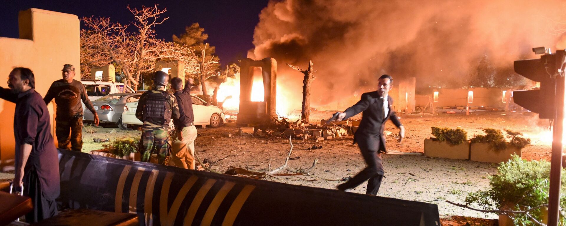 وصول أفراد الأمن والمتطوعين إلى موقع انفجار في كويتا، حيث وقع الانفجار بفندق خمس نجوم سيرينا، باكستان،21 أبريل 2021 - سبوتنيك عربي, 1920, 10.01.2025