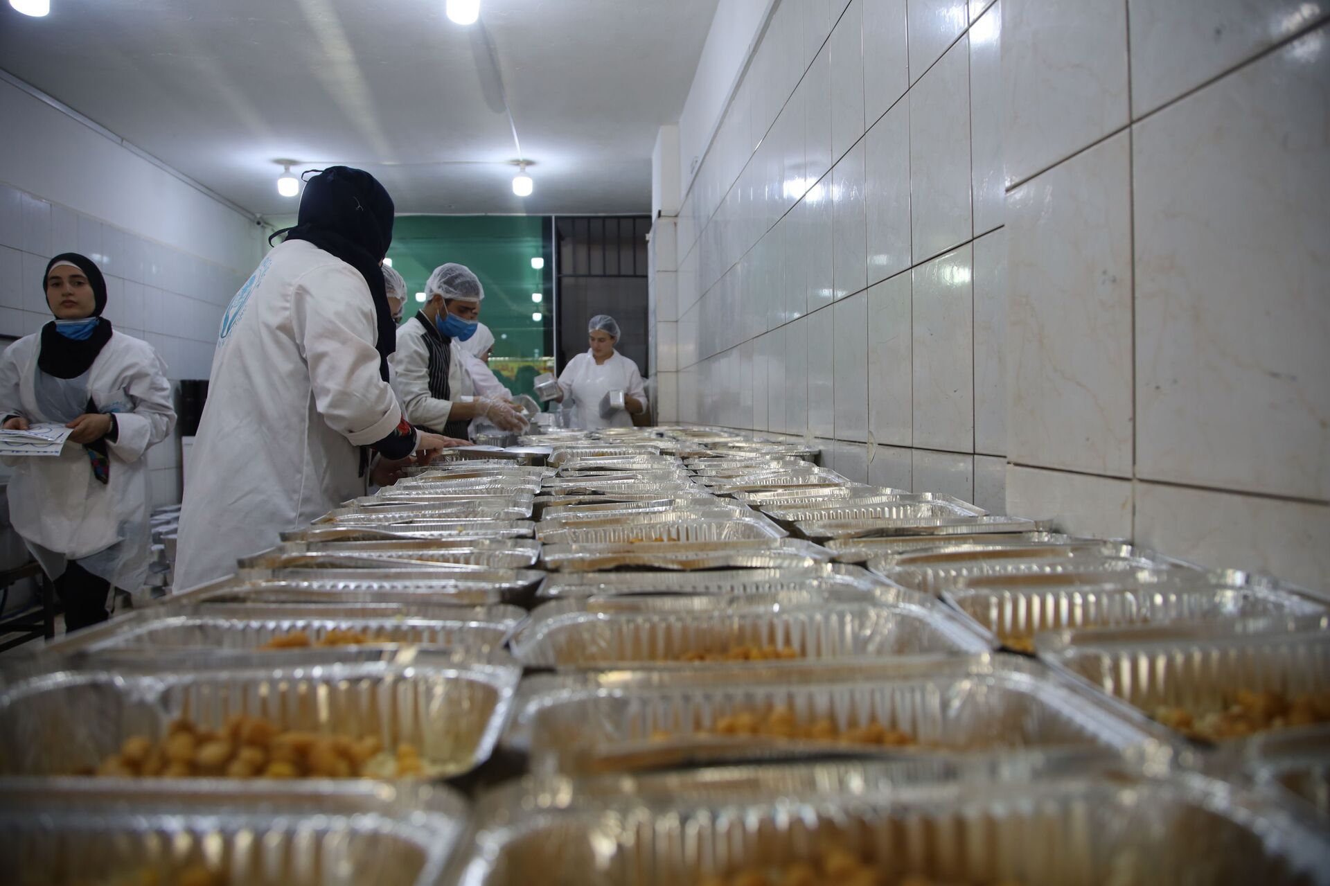 لبنان... تحويل مغسل سيارات إلى مطبخ خيري..فيديو - سبوتنيك عربي, 1920, 24.04.2021