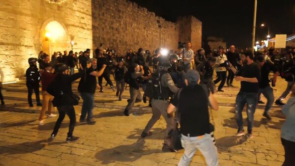  تجدد المواجهات بين الشبان الفلسطينيين والقوات الإسرائيلية في مدينة القدس - سبوتنيك عربي