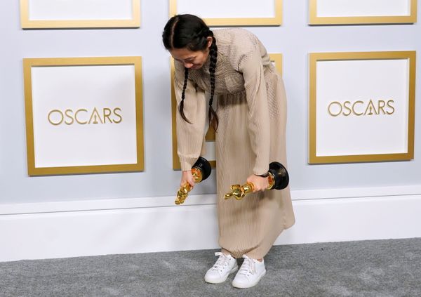  المخرجة/ المنتجة كلويه جاو، الفائزة بالجائزة عن أفضل فيلم نوماد لاند (أرض الرحل)، مراسم الحفل الـ93 لتوزيع جوائز أوسكار في لوس أنجلوس، كاليفورنيا، الولايات المتحدة 25 أبريل 2021 - سبوتنيك عربي
