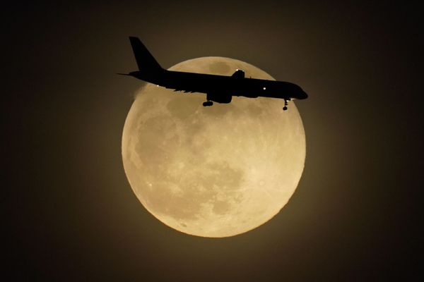 طائرة على خلفية قمر عملاق في لويفيل، ولاية كنتاكي، الولايات المتحدة 26 أبريل 2021 - سبوتنيك عربي