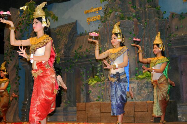 رقصة الخمير التقليدية لدى شعوب إمبراطورية الخمير، مملكة قامت في بلاد الهند الصينية بين القرن التاسع والخامس عشر رقصة الخمير التقليدية لدى شعوب إمبراطورية الخمير، مملكة قامت في بلاد الهند الصينية بين القرن التاسع والخامس عشر - سبوتنيك عربي