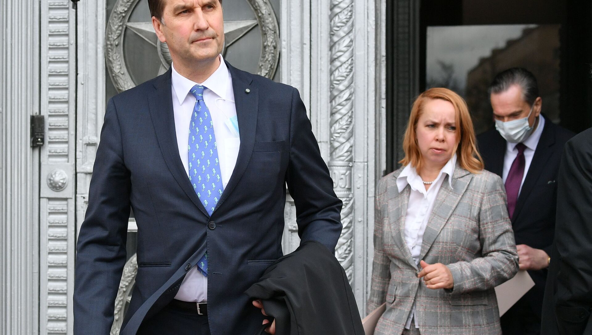 طرد موظفي سفارات لاتفيا وليتوانيا وسلوفاكيا من موسكو: سفير لاتفيا ماريس رييكستينيش، ومستشارة سفارة إستونيا بيريت رينتامي بينو، وسفير ليتوانيا إيتفيداس باياروناس، روسيا 28 أبريل 2021 طرد موظفي سفارات لاتفيا وليتوانيا وسلوفاكيا من موسكو: سفير لاتفيا ماريس رييكستينيش، ومستشارة سفارة إستونيا بيريت رينتامي بينو، وسفير ليتوانيا إيتفيداس باياروناس، روسيا 28 أبريل 2021 - سبوتنيك عربي, 1920, 28.04.2021