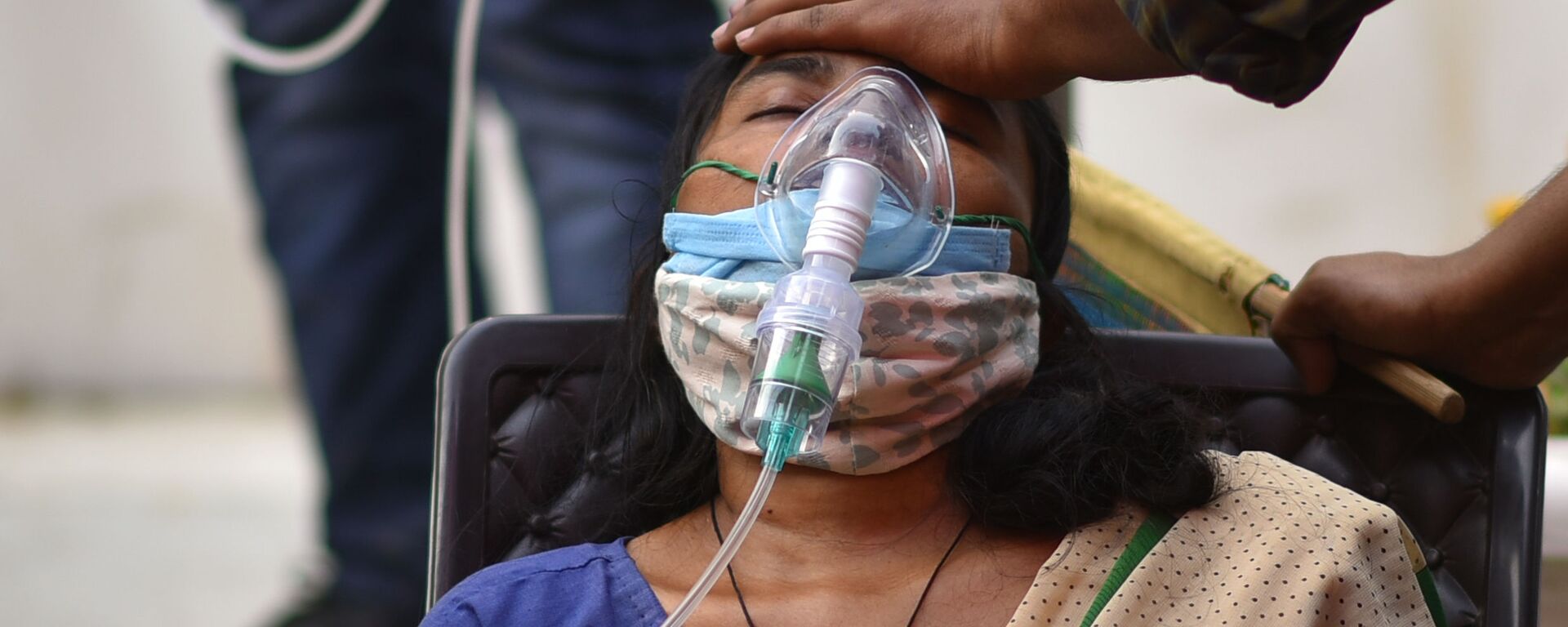 كارثة إنسانية كبرى - تسجيل أرقام قياسية لحالات الإصابة بمرض كوفيد-19، كورونا، امرأة تعاني من ضيق التنفس في نيودلهي، الهند 28 أبريل 2021 - سبوتنيك عربي, 1920, 01.05.2021