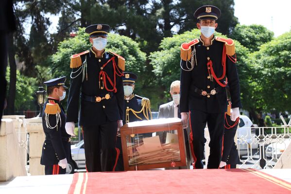 البرلمان السوري يسلم صندوق ترشيحاته لرئاسة الجمهورية إلى المحكمة الدستورية، سوريا 29 أبريل 2021 - سبوتنيك عربي