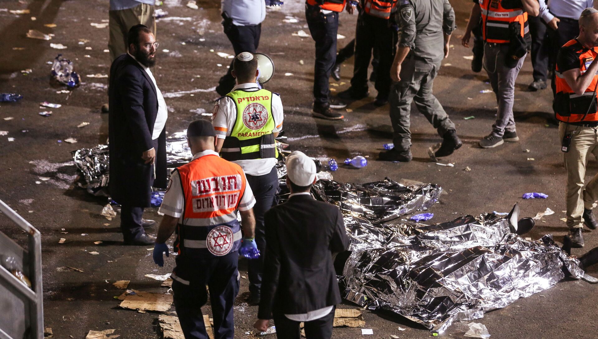 المسعفون وعمال الإنقاذ في حادث انهيار منصة لاغ بعمر في جبل ميرون، شمالي إسرائيل المسعفون وعمال الإنقاذ في حادث انهيار منصة لاغ بعمر في جبل ميرون، شمالي إسرائيل - سبوتنيك عربي, 1920, 30.04.2021