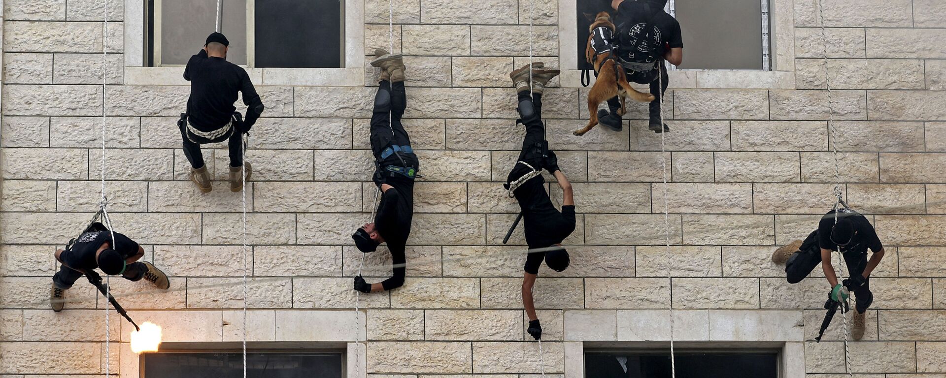 عناصر قوات الأمن الفلسطيني التابعة لحركة حماس، خلال مراسم تخرج الشرطة الفلسطينية في مدينة غزة، فلسطين 26 أبريل 2021 - سبوتنيك عربي, 1920, 19.05.2021