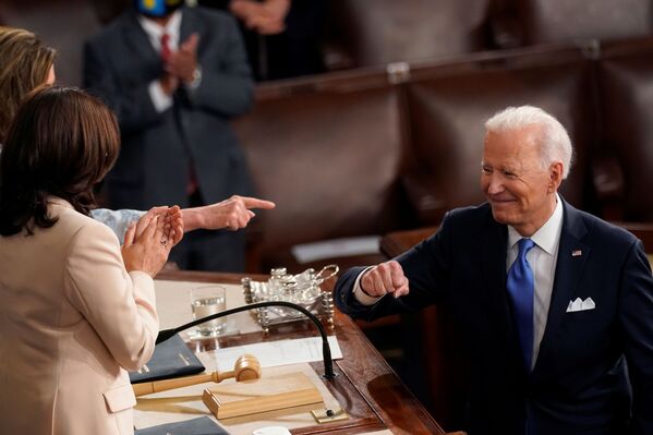 يحي الرئيس الأمريكي جو بايدن إلى نائبة الرئيس كامالا هاريس ورئيسة مجلس النواب نانسي بيلوسي من كاليفورنيا، بعد أن ألقى خطابه الأول في جلسة مشتركة للكونغرس في غرفة مجلس النواب في مبنى الكابيتول الأمريكي في واشنطن، الولايات المتحدة، 28 أبريل 2021 - سبوتنيك عربي