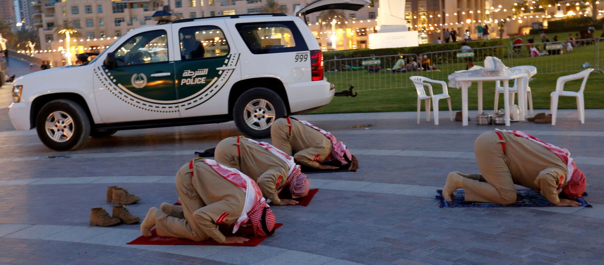أفراد من شرطة الإمارات يصلون بعد الإفطار خارج مبنى دبي مول ، الإمارات العربية المتحدة، 23 أبريل 2021 - سبوتنيك عربي, 1920, 15.07.2021