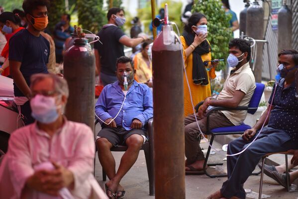  أشخاص يعانون من نقص الأكسجين وبنتظرون لتلقي الدعم في أحد معابد غورودفار في نيودلهي، الهند 28 أبريل 2021 - سبوتنيك عربي