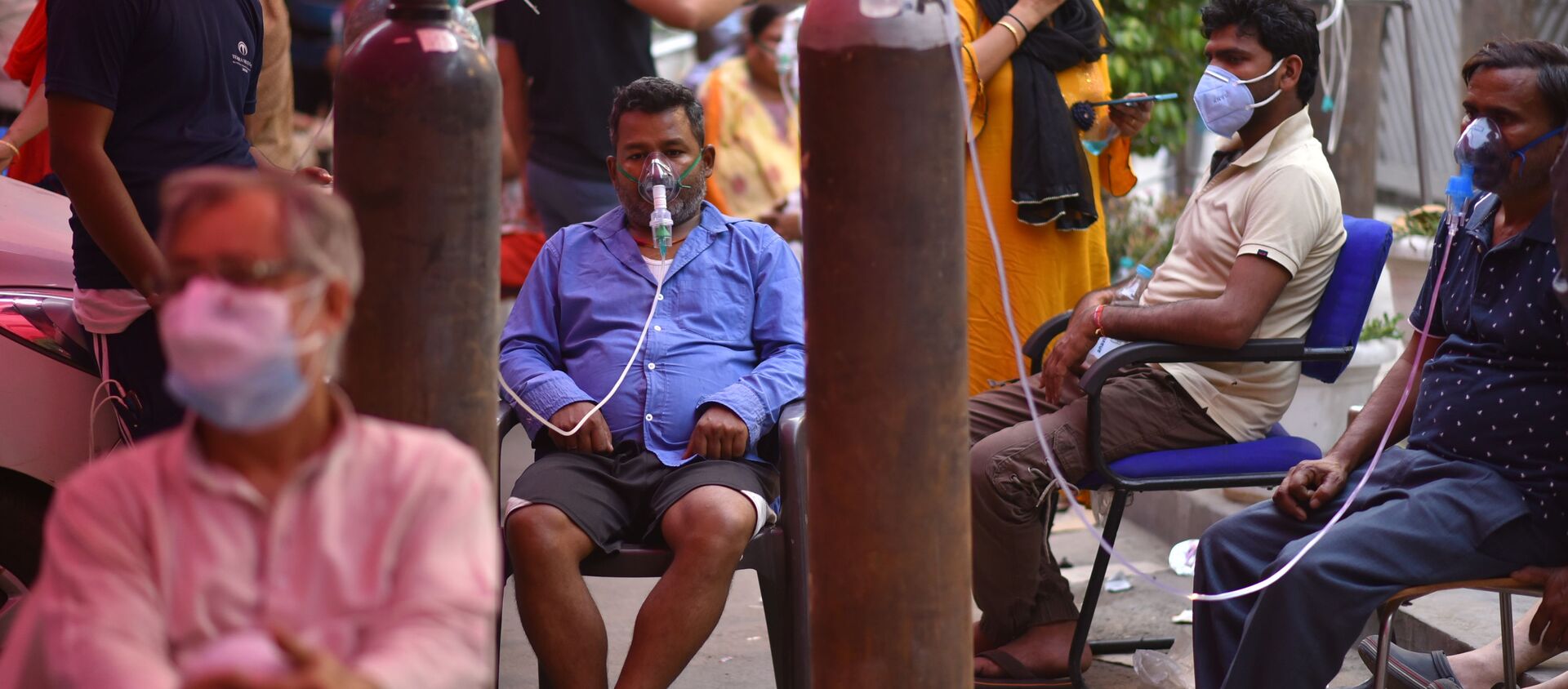  أشخاص يعانون من نقص الأكسجين وبنتظرون لتلقي الدعم في أحد معابد غورودفار في نيودلهي، الهند 28 أبريل 2021 - سبوتنيك عربي, 1920, 01.05.2021