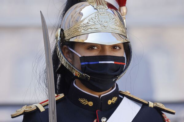 أحد أفراد الحرس الجمهوري الفرنسي ينظر إلى عدسة الكاميرا قبل وصول رئيس جمهورية الكونغو الديمقراطية إلى قصر الإليزيه في باريس في 27 أبريل 2021، قبل غداء عمل مع الرئيس الفرنسي. - سبوتنيك عربي