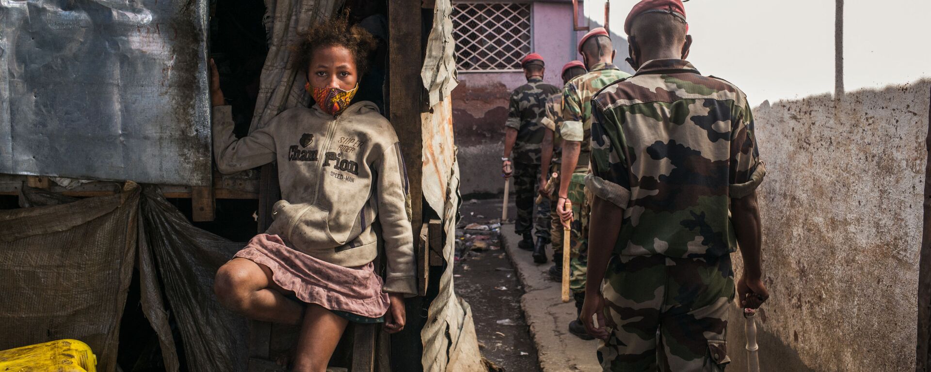 طفلة تجلس مرتدية كمامتها بينما يقوم أفراد من الجيش بدوريات في شوارع أنتاناناريفو يأمرون المواطنين بالعودة إلى منازلهم، على خلفية إعلان سلطات مدغشقر إغلاق عطلة نهاية الأسبوع بالكامل في العاصمة في 24 أبريل 2021، لمنع تفشي مرض كوفيد-19 الذي تسبب في العديد من الوفيات في الأسابيع الأخيرة. - سبوتنيك عربي, 1920, 31.08.2022