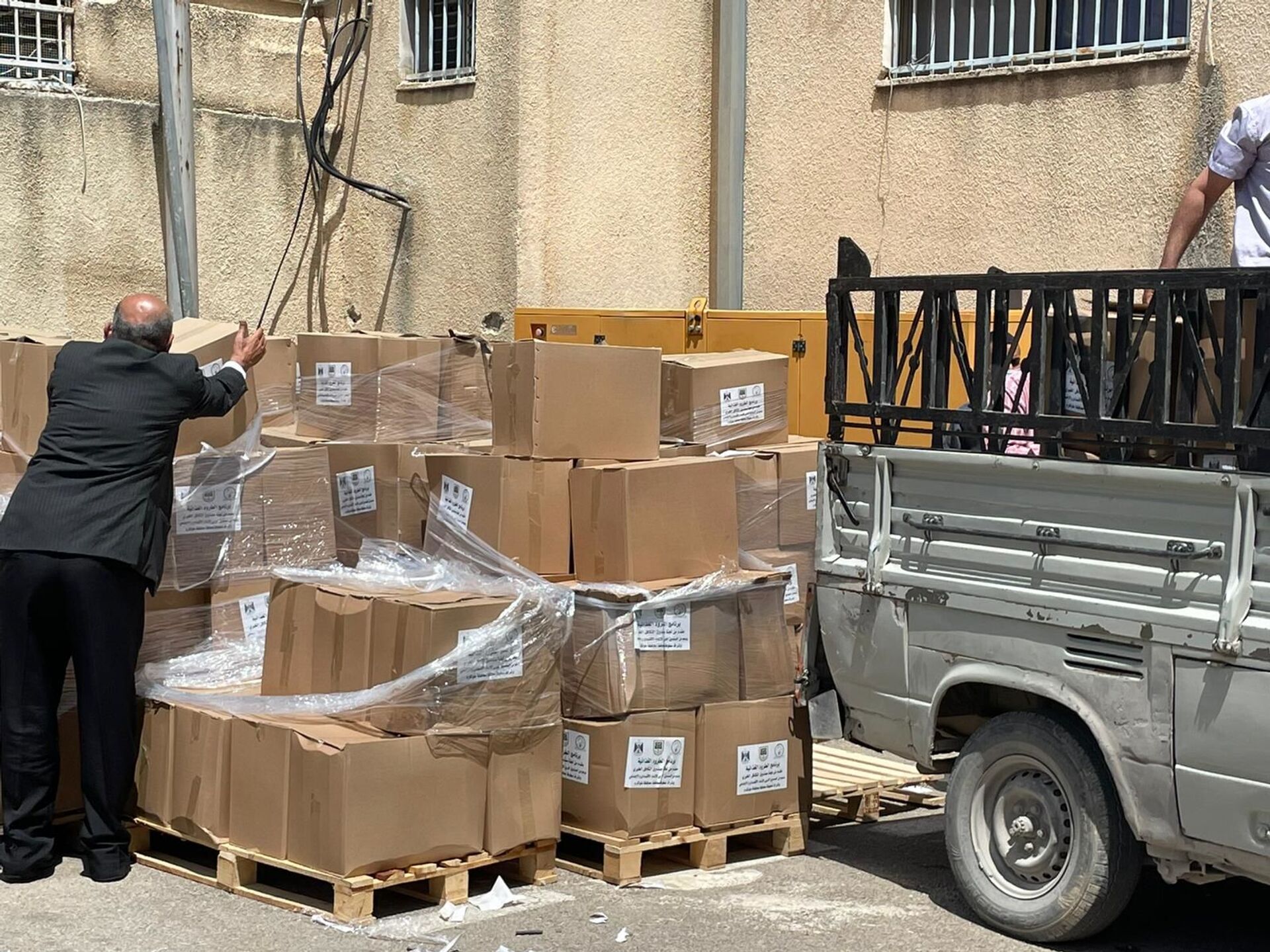 فلسطين... توزيع طرود غذائية مقدمة من الصندوق العربي للإنماء على الأسر المحتاجة  - سبوتنيك عربي, 1920, 03.05.2021