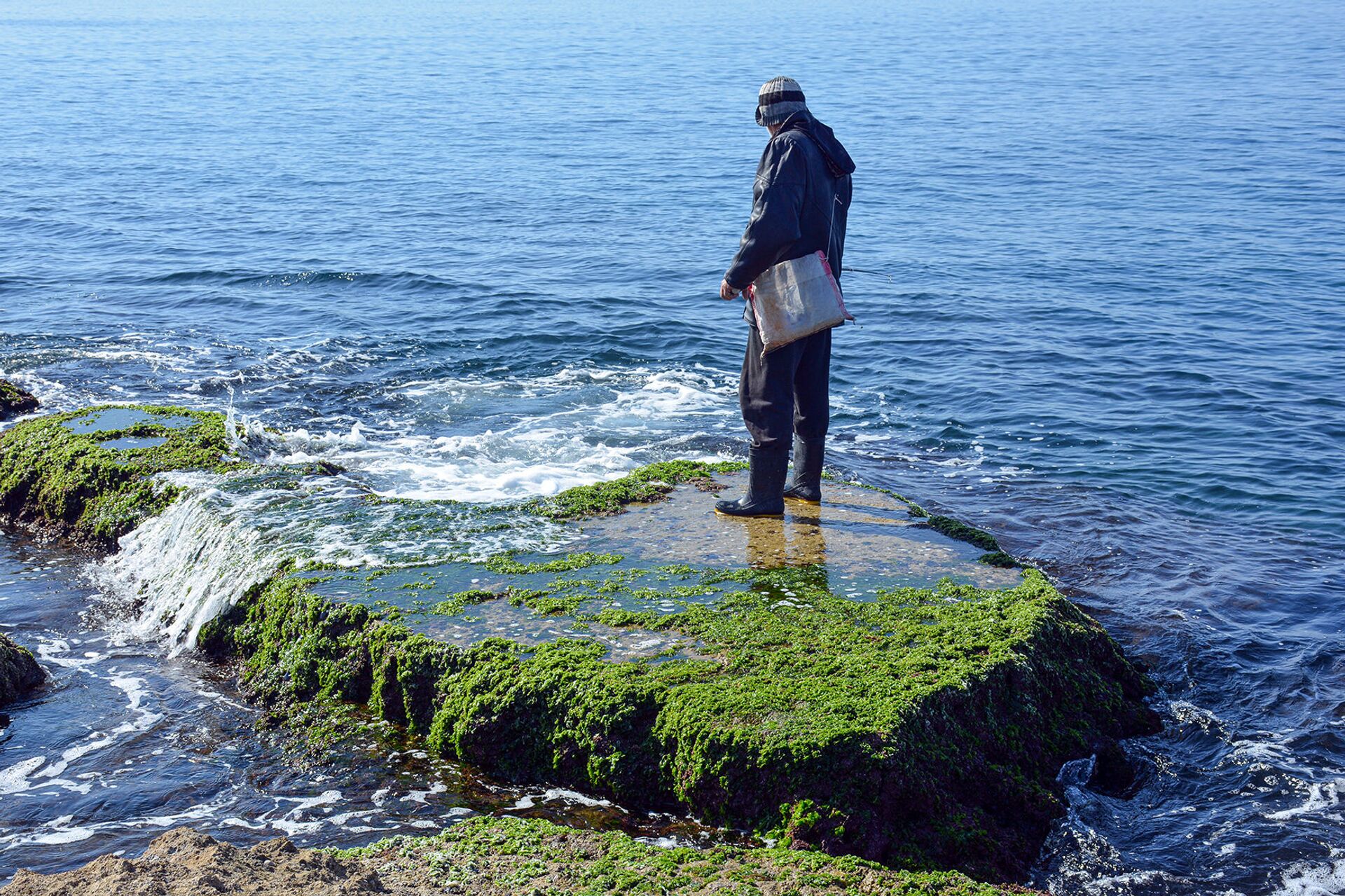 عشرة بحر... متقاعدون سوريون يواجهون الشيخوخة بـ صداقة الصنارة على شاطئ المتوسط... فيديو وصور - سبوتنيك عربي, 1920, 03.05.2021