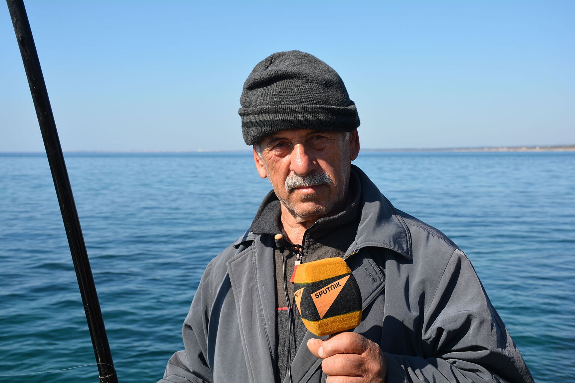 عشرة بحر... متقاعدون سوريون يواجهون الشيخوخة بـ صداقة الصنارة على شاطئ المتوسط... فيديو وصور - سبوتنيك عربي, 1920, 03.05.2021