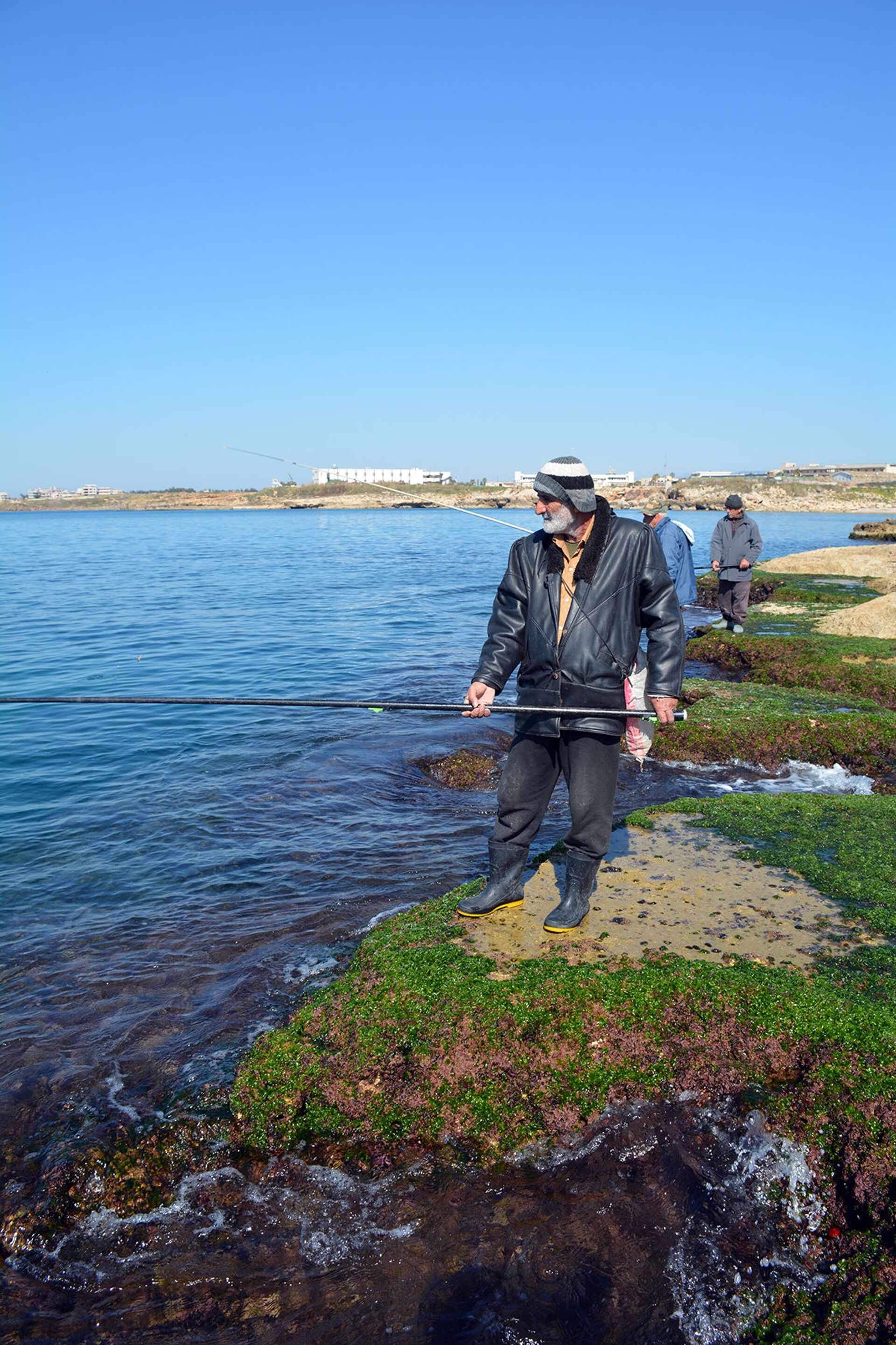 عشرة بحر... متقاعدون سوريون يواجهون الشيخوخة بـ صداقة الصنارة على شاطئ المتوسط... فيديو وصور - سبوتنيك عربي, 1920, 03.05.2021