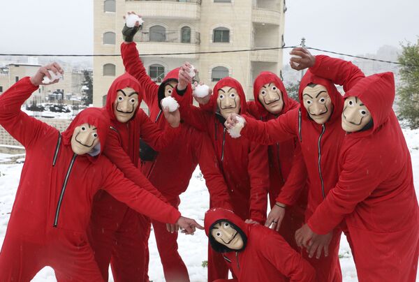 فلسطينيون يرتدون أقنعة سلفادور دالي، المستوحاة من المسلسل الإسباني الشهير لا كاسا دي بابيل ( بيت من ورق وبيت المال)، يلعبون بالثلج في الخليل، الضفة الغربية، فلسطين 14 فبراير 2021 فلسطينيون يرتدون أقنعة سلفادور دالي، المستوحاة من المسلسل الإسباني الشهير لا كاسا دي بابيل ( بيت من ورق وبيت المال)، يلعبون بالثلج في الخليل، الضفة الغربية، فلسطين 14 فبراير 2021 - سبوتنيك عربي